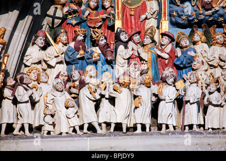 Detail der komplizierten Schnitzerei auf dem Tympanon über dem West-Tor der Berner Münster. Stockfoto