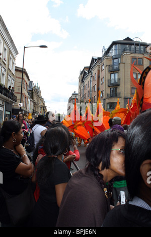 Menschen beobachten den Notting Hill Carnival London 2010 Stockfoto