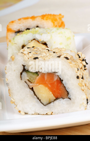 Nahaufnahme von sortierten Sushi Rollen auf einem weißen Teller. Selektiven Fokus. Stockfoto