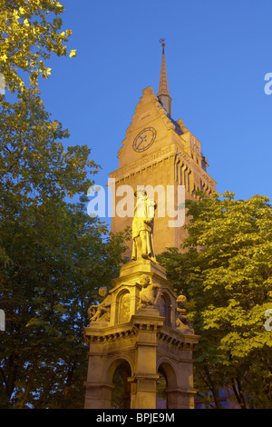 Mercator gut vor Duisburger Rathaus (Architekt: Friedrich Ratzel, 1897-1902), Ruhrgebiet, Nordrhein-Westfalen, Ge Stockfoto