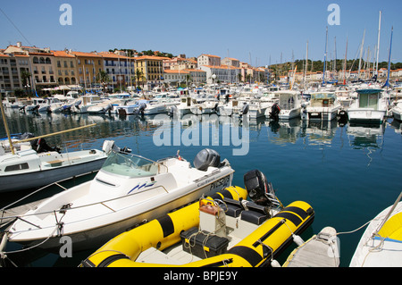 Port-Vendres ein Fischerdorf und beliebtes Urlaubsziel an der Cote Vermeille Südfrankreich Freizeit Handwerk resort vertäut im Hafen Stockfoto