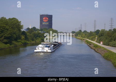 Gasometer Oberhausen mit Fluss Rhein-Herne-Kanal und Feuerzeug, Oberhausen - Neue Mitte, Ruhrgebiet, Nordrhein Westfalen, Keim Stockfoto