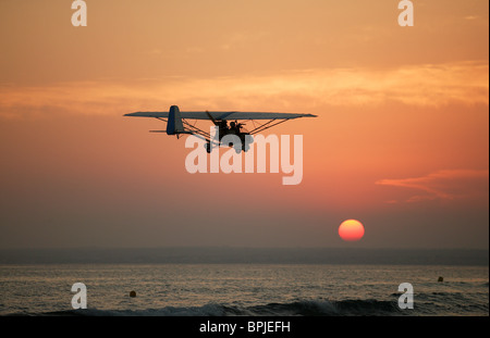 Ultraleichtflugzeug fliegen über den Strand von Es Trenc, Mallorca, Balearen, Spanien Stockfoto