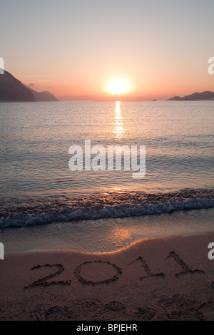 Jahr 2011 Datum geschrieben auf dem Sand des Strandes Stockfoto