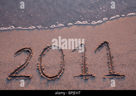 Jahr 2011 Datum geschrieben auf dem Sand des Strandes Stockfoto