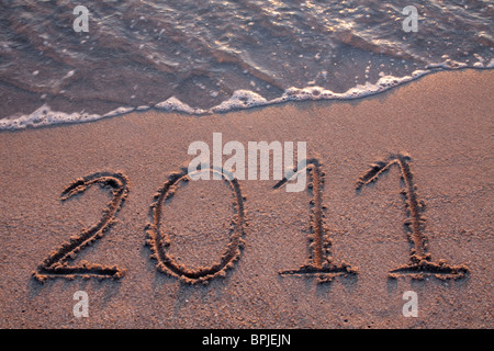 Jahr 2011 Datum geschrieben auf dem Sand des Strandes Stockfoto