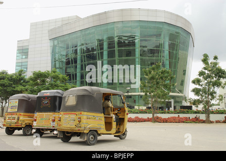 Cyberabad, motor-Rikschas vor modernen Gebäude, HiTec Stadt, Hyderabad, Andhra Pradesh, Indien, Asien Stockfoto