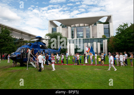 Blick auf die deutsche Bundeskanzlerin Gebäude das Bundeskanzleramt mit Helikopter beim Tag der offenen Tür in Berlin-Deutschland Stockfoto