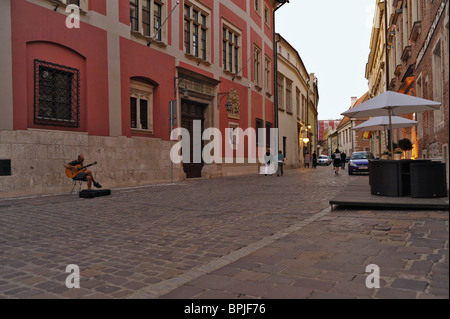 Kopfsteinpflaster und Gitarre Spieler am Ulica Kanonicza in den Abend, Krakau, Polen, Europa Stockfoto