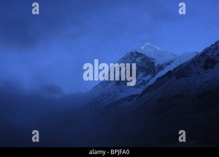 Blick auf Mount Pandim unter Wolken auf Wanderung in Richtung Gocha La an Kangchenjunga Region Asien, Nord-Indien, Sikkim, Himalaya Stockfoto