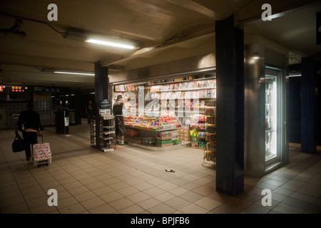 Ein Kiosk in der u-Bahn-Station Times Square in New York Stockfoto