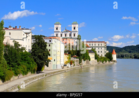 River Inn, Jesuiten Kirche St. Michael und Schaiblingsturm in Passau, Niederbayern, Deutschland Stockfoto