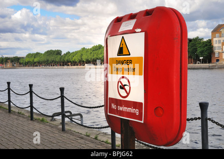 Tiefenwasser Rettungsgeräte mit Warnung anmelden am Hafen Stockfoto