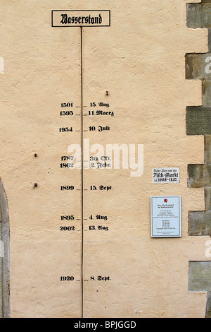 Hochwasser Ebene Markierungen, im alten Rathaus in Passau, Niederbayern, Deutschland Stockfoto