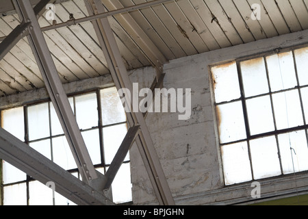 Industrial Building Interior, Decke und Fenster Stockfoto