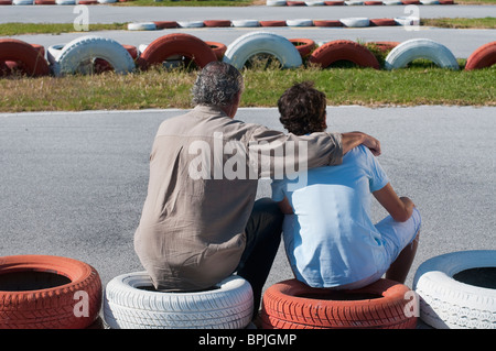 Hispanische Großvater und Enkel auf Kartbahn Stockfoto