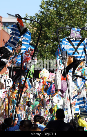 Kinder Maske Fahnen auf dem Notting Hill Carnival London 2010 Stockfoto