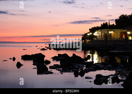 Sonnenuntergang an der Adria-Küste in Kroatien Stockfoto