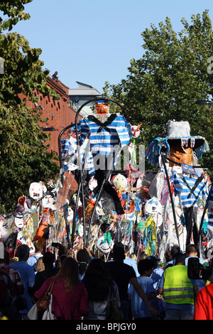 Kinder Maske Fahnen auf dem Notting Hill Carnival London 2010 Stockfoto