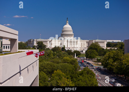 WASHINGTON, DC, USA - The United States Capitol Dome und der kanadischen Botschaft, links. Stockfoto