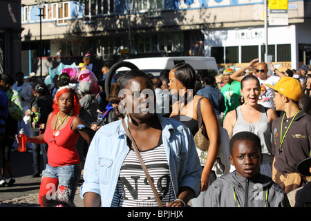 Menschen genießen den Notting Hill Carnival London 2010 Stockfoto