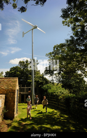 Eine Windkraftanlage Im Garten Eines Einfamilienhauses In