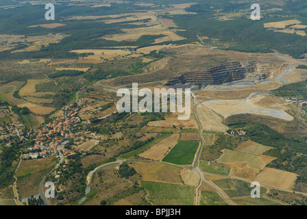 Salsigne Dorf und seine französische letzte Goldmine geschlossen En 2004. Aude, Languedoc-Roussillon, Frankreich Stockfoto