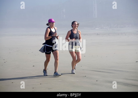 Zwei Frauen, die auf einem Strand in der Nähe von Manzanita, Oregon, an der Pazifikküste von Oregon. Stockfoto