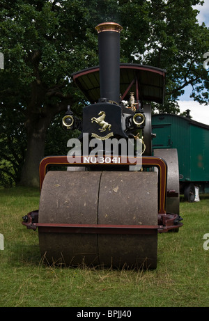 vorne restaurierten Oldtimer Aveling und Porter Dampfwalze mit Wohnkabine hinten am Messegelände Astle park Stockfoto