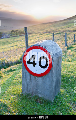 Hölzerne Geschwindigkeitsbeschränkung 40 km/h Stockfoto