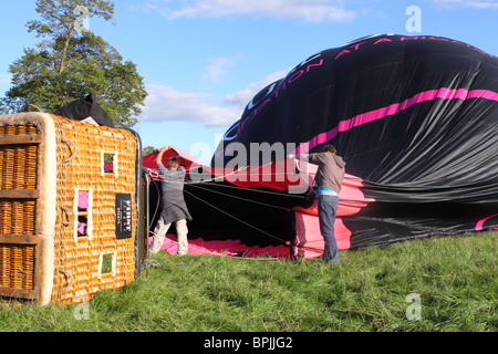 Ballonfahrten Heißluftballons starten Vorbereitung und Kaltluft Inflation in Bristol England Stockfoto