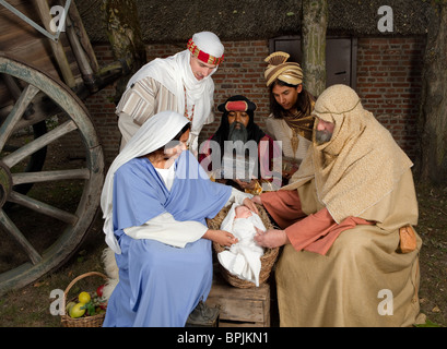 Lebende Krippe Weihnachten in eine mittelalterliche Scheune nachgestellt Stockfoto