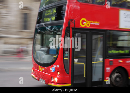 Ein Doppeldecker-Bus durch London fahren Stockfoto