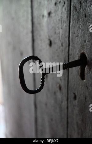 Riesigen Schlüssel in das Schloss von einer alten Kirche Holztür Stockfoto