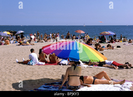 Brighton Beach Sonnenbaden bei heißem Wetter. Die Menge am Strand während einer rekordverdächtigen Hitzewelle. Atlantik, Brooklyn New York Odessa am Meer Stockfoto