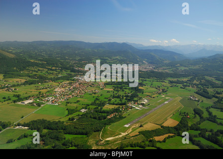 Luftaufnahme von Saint-Girons Tal, Ariege, Midi-Pyrenäen, Frankreich Stockfoto