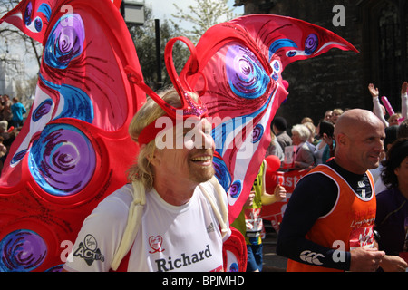 Sir Richard Branson im 2010 Virgin London Marathon laufen Stockfoto