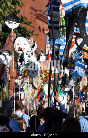 Kinder Maske Fahnen auf dem Notting Hill Carnival London 2010 Stockfoto