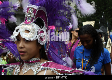 Junge Darstellerinnen an der Notting Hill Carnival London 2010 Stockfoto