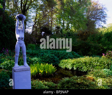 Dublin, Co. Dublin, Irland, Skulptur im Frühlingsgarten Fernhill Gardens Stockfoto