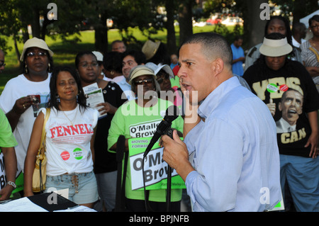 MD-Lt-Gouverneur Anthony Brown spricht mit Anhänger bei einem Grillfest für Gouverneur O'Malley in Largo, Md Stockfoto