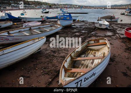 Mischtypen Boot saß auf Teignmouth Strand mit einem Weitwinkel-Objektiv zeigt Teignmouth Mündung hinter erschossen. Stockfoto