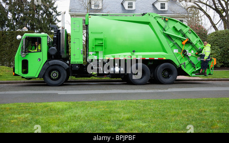 Müllmänner Müllwagen in Betrieb Stockfoto