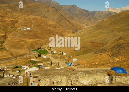 Aserbaidschan, Xinaliq, erhöhten Blick auf Dorf in trockenen Landschaften und Gebirge Stockfoto