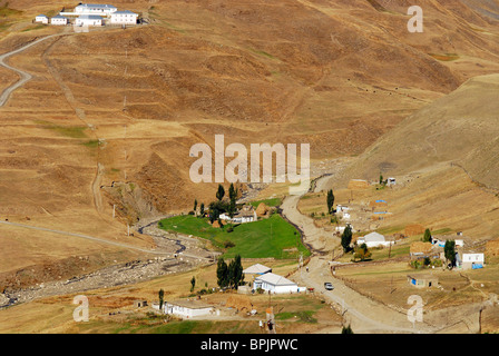 Aserbaidschan, Xinaliq, erhöhten Blick auf Dorf in trockenen Landschaften und Gebirge Stockfoto