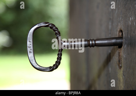 Riesigen Schlüssel in das Schloss von einer alten Kirche Holztür Stockfoto