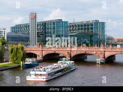 Blick auf Fluss Touristenboot an Spree mit Hauptbahnhof nach hinten in Berlin Deutschland