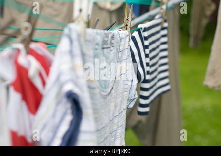Kinderkleidung hängen an einem Rotary Wäscheleine im Vereinigten Königreich Stockfoto