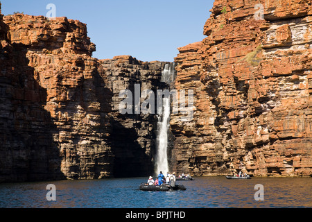 Passagiere von Kreuzer Orion genießen Sie einen Zodiac-Ausflug auf der King George River Australien Stockfoto