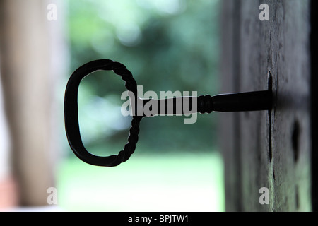 Riesigen Schlüssel in das Schloss von einer alten Kirche Holztür Stockfoto